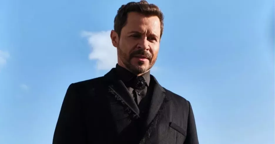 фото для статьи На съемках комедии «Бес попутал» Павел Деревянко ходил по Москве с рогами