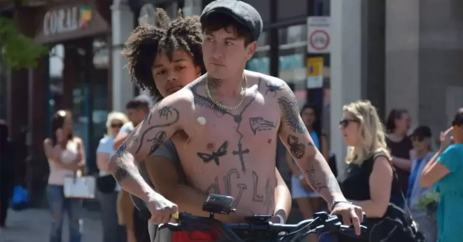 фото для статьи Трейлер «Птицы»: Франц Роговский и Барри Кеоган исполнили главные роли в саге Андреа Арнольд