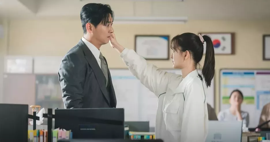 фото для статьи Чон Ю Мин потрепала за щеку Джу Джи Хуна на съемках дорамы «Любовь на узком мостике»