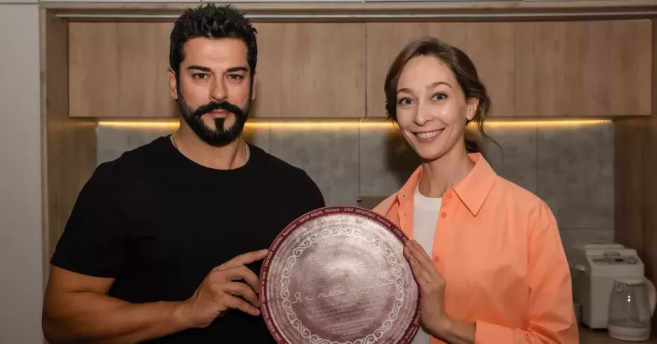 фото для статьи Мечта Юлии Калашниковой о встрече с Бураком Озчивитом исполнится в сериале «Я к тебе надолго»