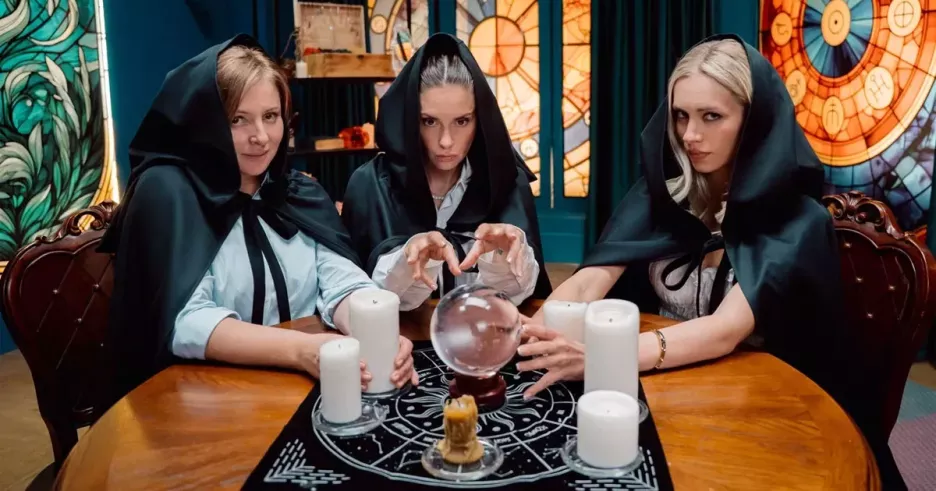 фото для статьи «Химкинские ведьмы» Астапова, Банщикова и Муцениеце слышат мертвых, видят будущее и читают мысли