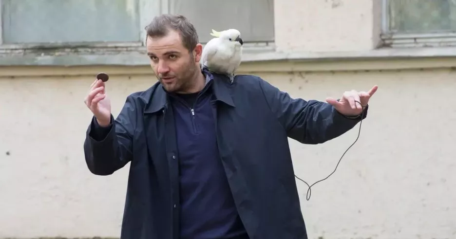 фото для статьи Попугай помогает Максиму Стоянову искать сокровища в сериале «Пират»