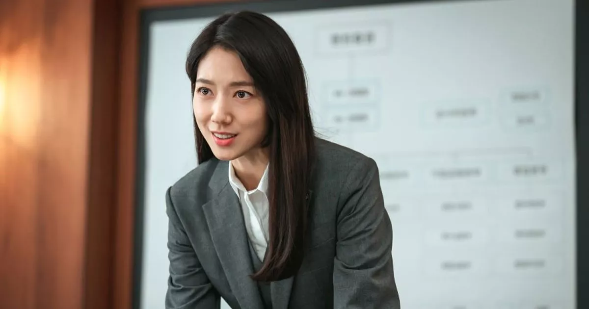 В офисной комедии «Мисс Хон под прикрытием» Пак Шин Хе сыграла элитную сотрудницу финнадзора