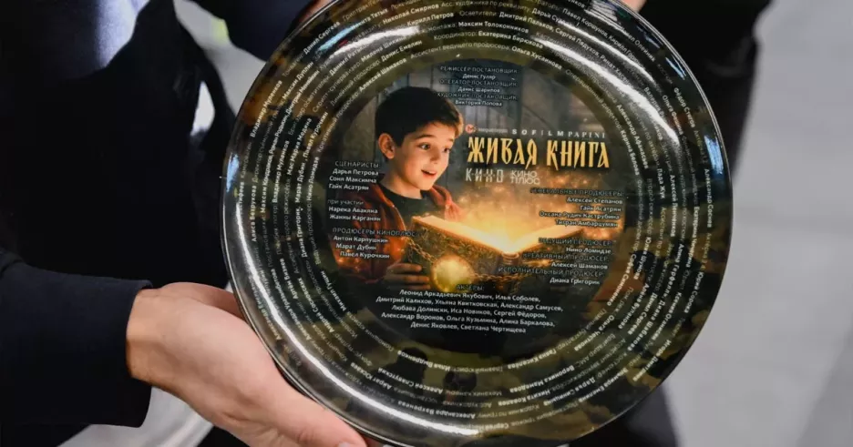 фото для статьи Ольга Кузьмина, Илья Соболев и Леонид Якубович появятся в семейной комедии «Живая книга» от создателей «Манюни»