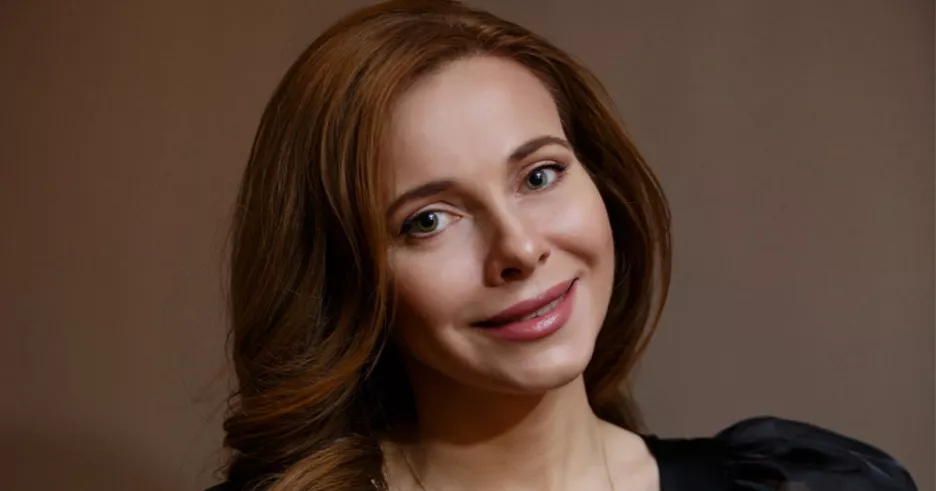 фото для статьи «История его служанки»: Екатерина Гусева пытается спасти семью от разорения из-за долгов мужа-картежника Виктора Васильева