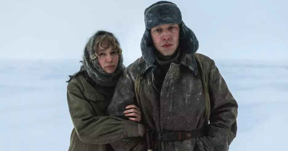 фото для статьи Марина Васильева ведет ослепшего Льва Зулькарнаева по ледяной пустыне в военной драме «Спасенный»