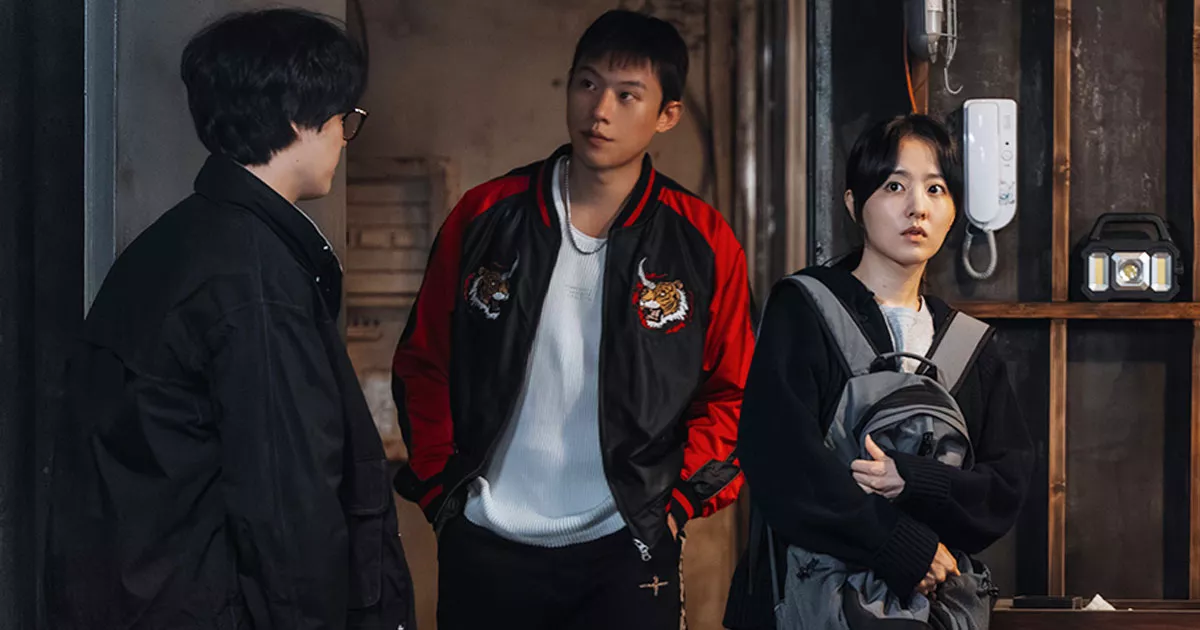 В дораме «Золотое место» Ким Сон Чоль пытается добраться до слитков, спрятанных Пак Бо Ен