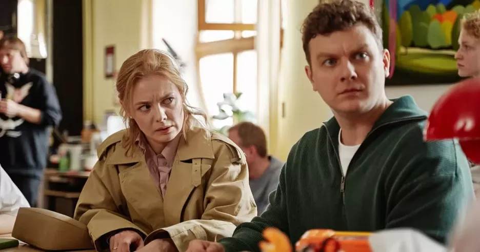 фото для статьи Филипп Бледный и Карина Разумовская собираются удочерить хулиганку Алису Руденко в комедии «Леськин дом»