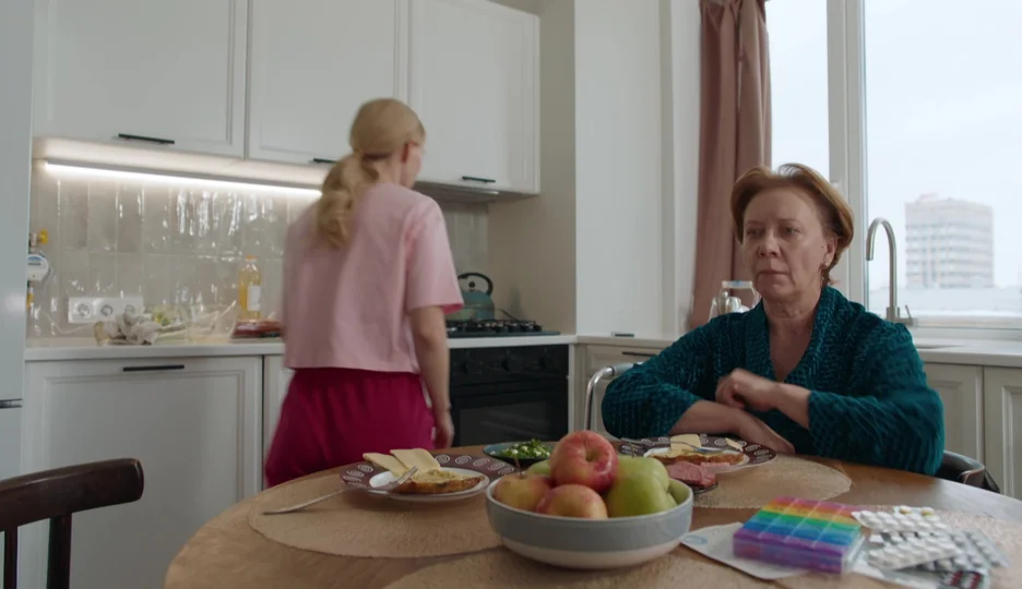 Описание 1 серии сериала Новенькая
